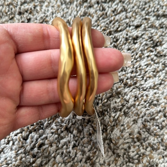NWT Express Set of 3 Wavy Brushed Gold Bangle Bracelets - Picture 6 of 7